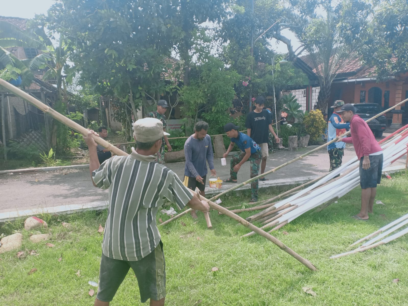 Menjelang penutupan TMMD Tiang umbul – umbul di cat