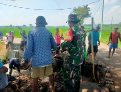 Wujud Kemanunggalan, Babinsa Bantu Warga Perbaiki Gorong-Gorong