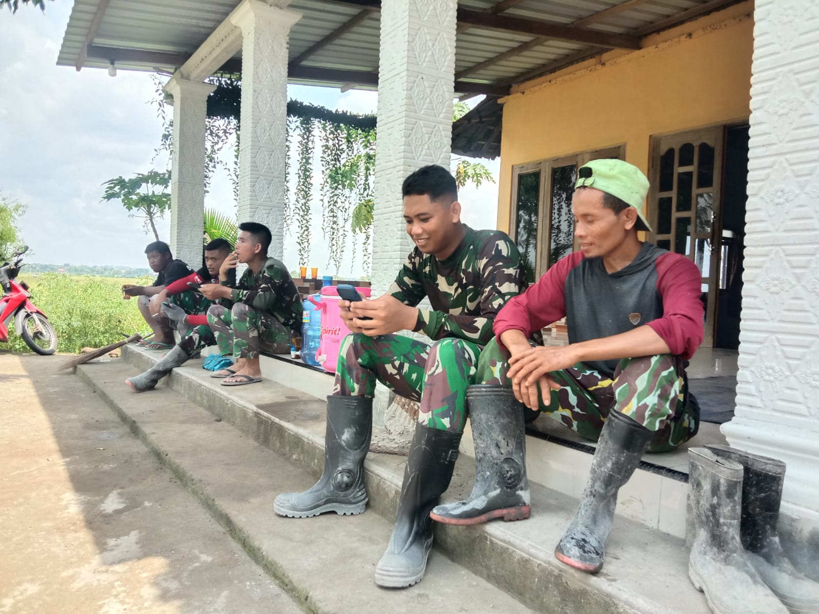 Anggota Satgas TMMD, melepas rindu keluarga di rumah dengan video call Anggota Satgas TMMD, melepas rindu keluarga di rumah dengan video call