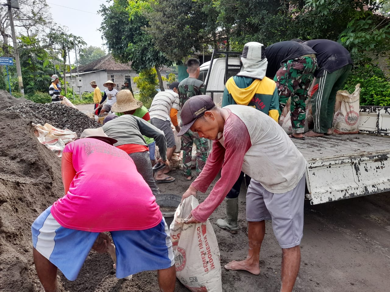 Fisik yang kurang sempurna tidak membuat Tarmuji patah semangat ikut mensukseskan TMMD Reg 119 Kodim 0725/Sragen Fisik yang kurang sempurna tidak membuat Tarmuji patah semangat ikut mensukseskan TMMD Reg 119 Kodim 0725/Sragen