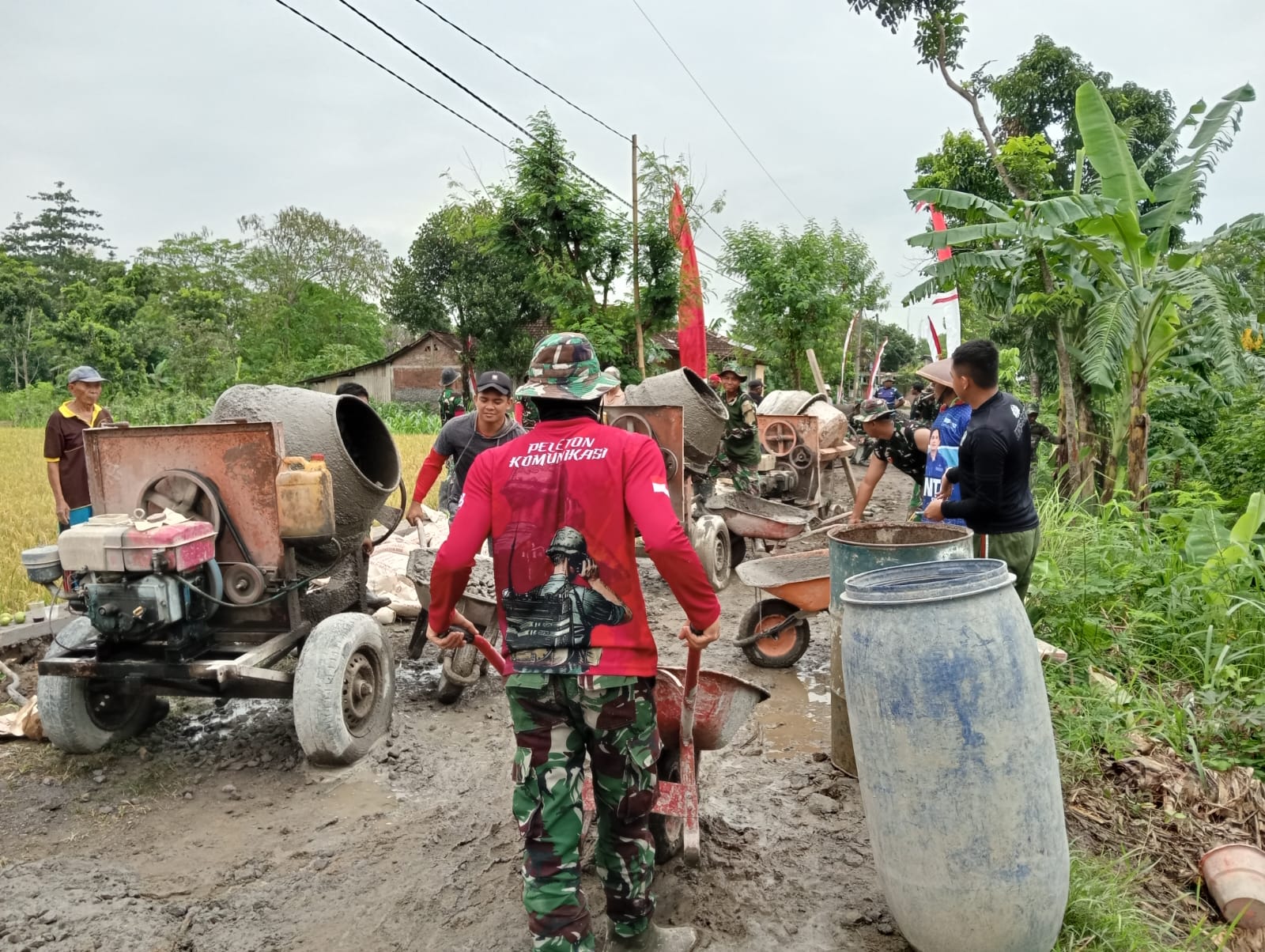 MESKI SUDAH MEMASUKI BULAN RAMADHAN ANGGOTA SATGAS TMMD TETAP SEMANGAT BEKERJA