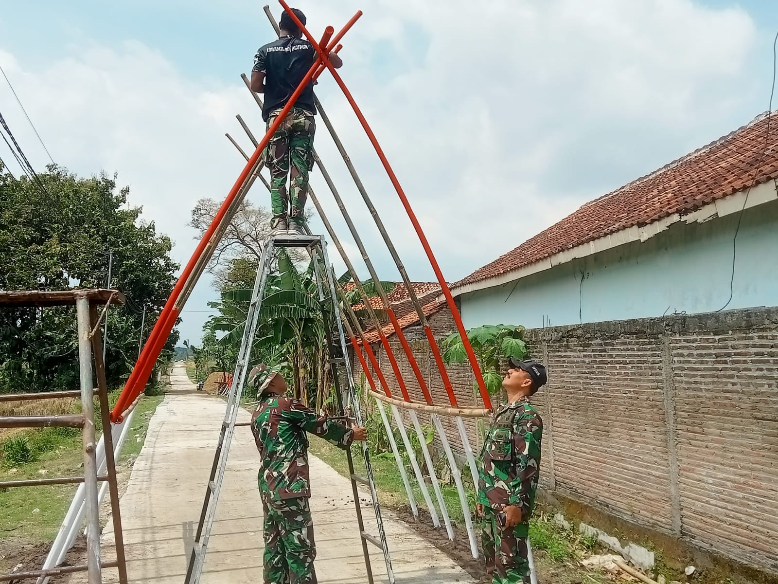 Warga dan TNI buat gapura masuk jalan cor