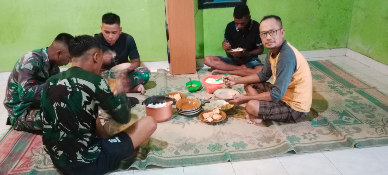 Indahnya kebersamaan makan bersama induk semang satgas TMMD Reg 119 Kodim 0725/Sragen Indahnya kebersamaan makan bersama induk semang satgas TMMD Reg 119 Kodim 0725/Sragen