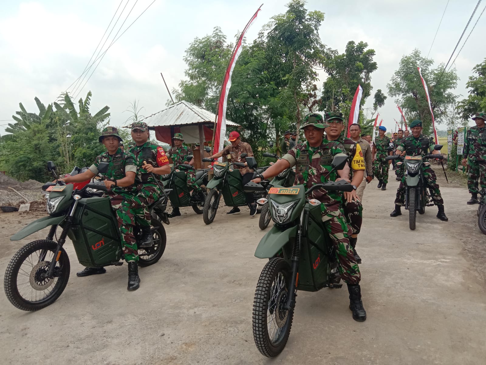 Jendral Bintang Satu Cek Cor Jalan dan Talud Naik Motor listrik Jendral Bintang Satu Cek Cor Jalan dan Talud Naik Motor listrik