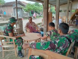 Prajurit Satgas TMMD Anjangsana Kerumah Warga Untuk menjalin Tali silaturahmi