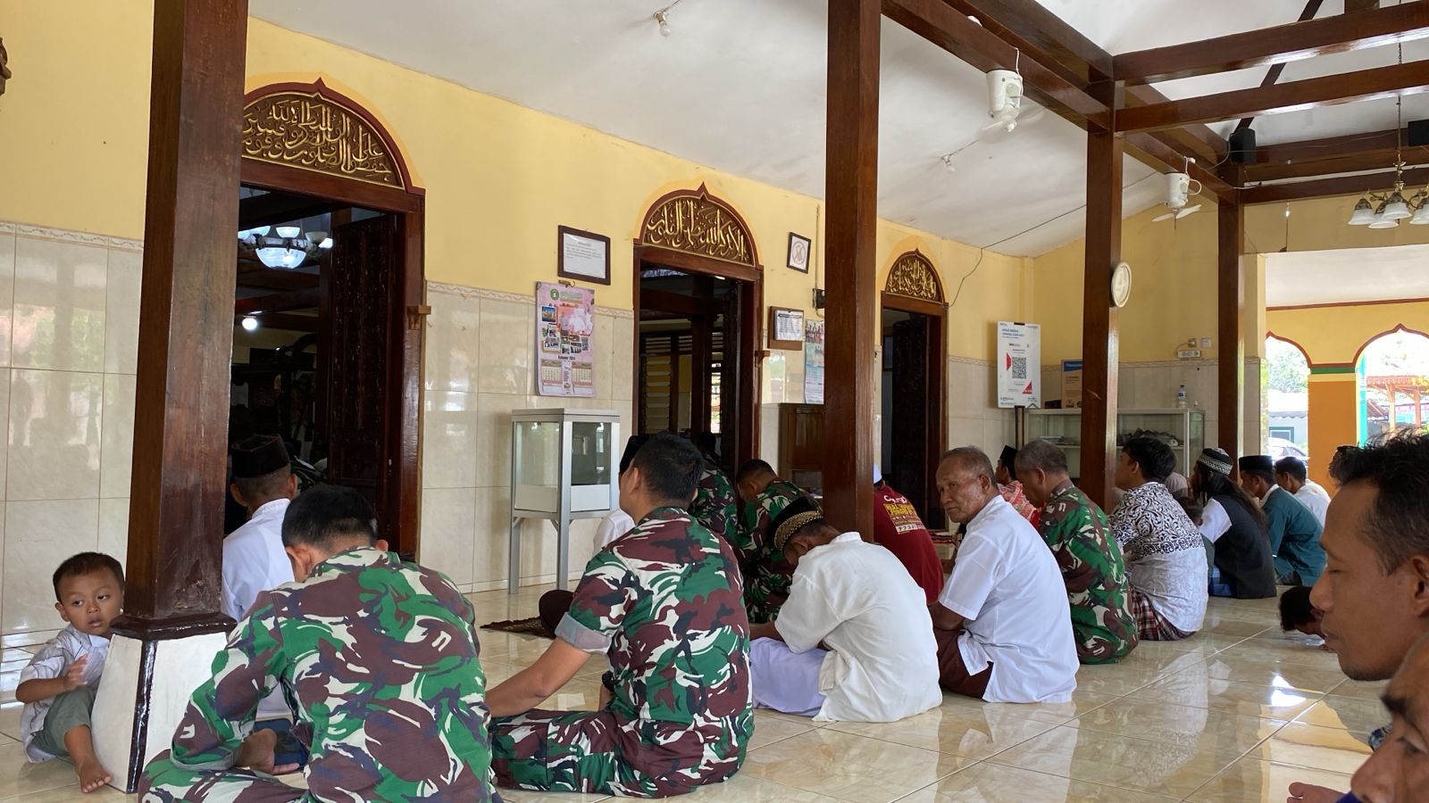 Satgas TMMD Reg 119 Kodim 0725/Sragen Sholat Jum’at terakhir di Gedongan Satgas TMMD Reg 119 Kodim 0725/Sragen Sholat Jum’at terakhir di Gedongan