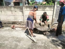 Bahu Membahu Dengan Warga Babinsa Perbaiki Talud Jalan