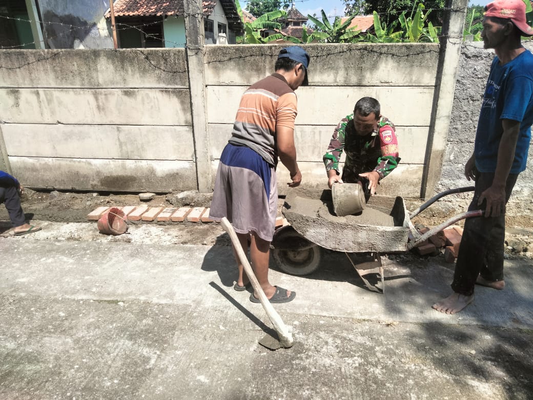 Bahu Membahu Dengan Warga Babinsa Perbaiki Talud Jalan