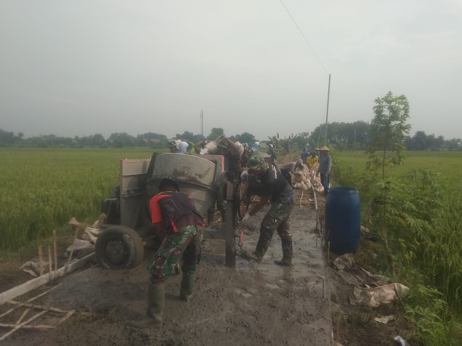 Cuaca tdk menentu salah satu kendala TMMD Reg -119 Cuaca tdk menentu salah satu kendala TMMD Reg -119