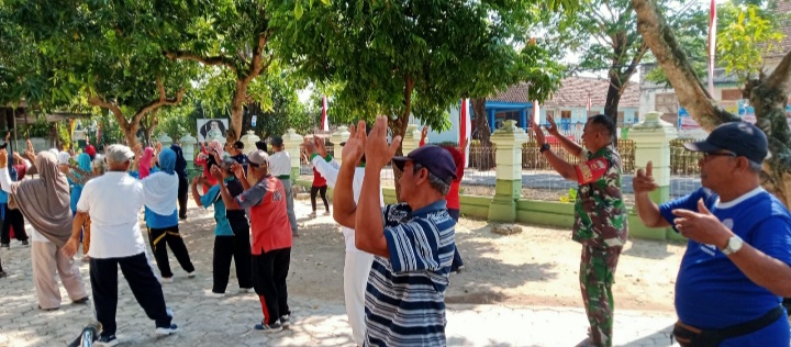 Babinsa Wonotolo : Tingkatkan Kesehatan dengan Gerakan Senam Jantung Sehat