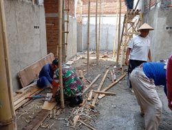 Sinergi TNI Bersama Rakyat, Babinsa Bantu Bangun Rumah Warga