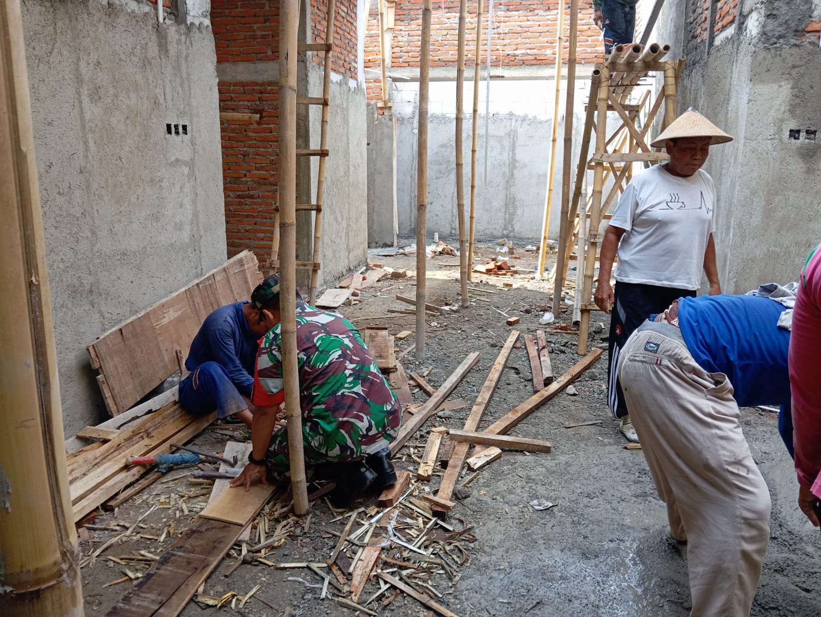 Sinergi TNI Bersama Rakyat, Babinsa Bantu Bangun Rumah Warga