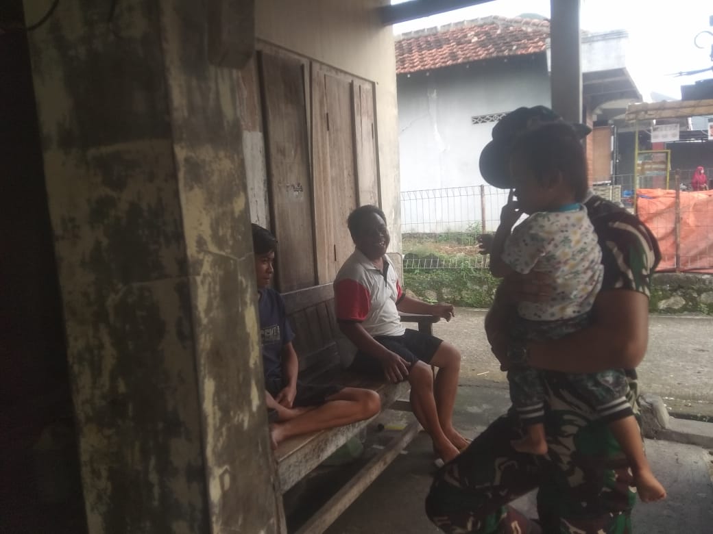 Aksi Satgas TMMD Kodim 0725/Sragen Gendong Anak Kerumahnya