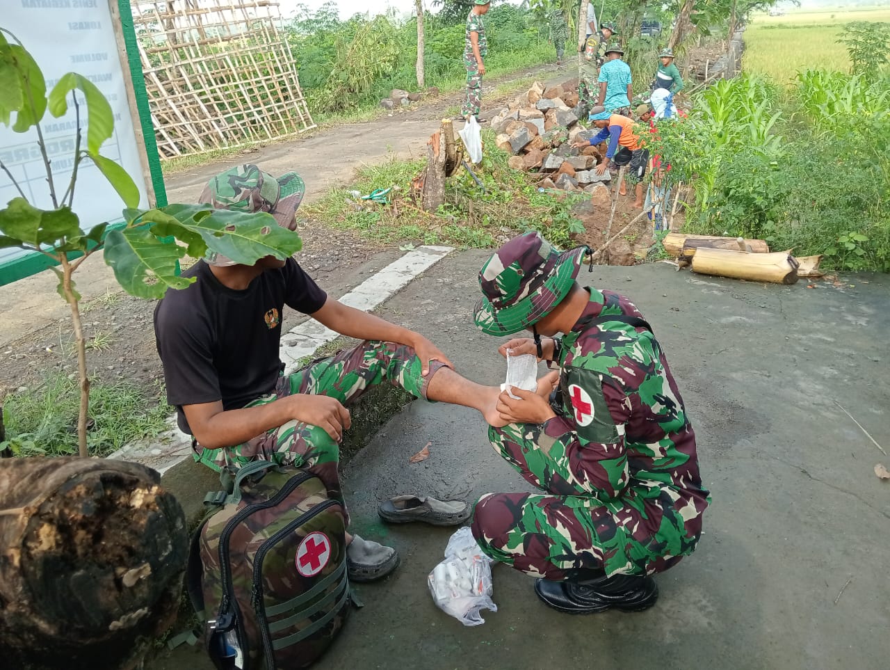 TERJADI KECELAKAAN KERJA TIM KESEHATAN LAPANGAN SIGAP MENANGANINYA TERJADI KECELAKAAN KERJA TIM KESEHATAN LAPANGAN SIGAP MENANGANINYA