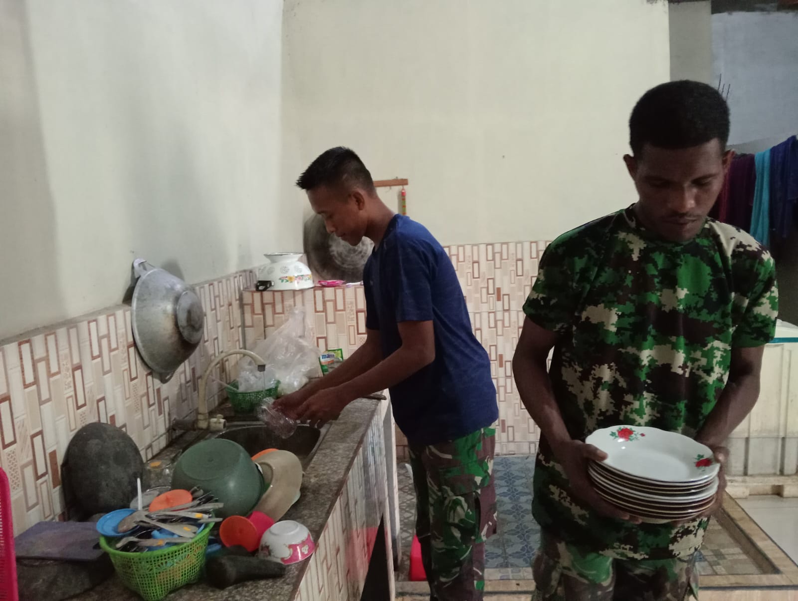 SATGAS TMMD TIDAK SEGAN -SEGAN BANTU PEKERJAAN RUMAH IBU ASUH