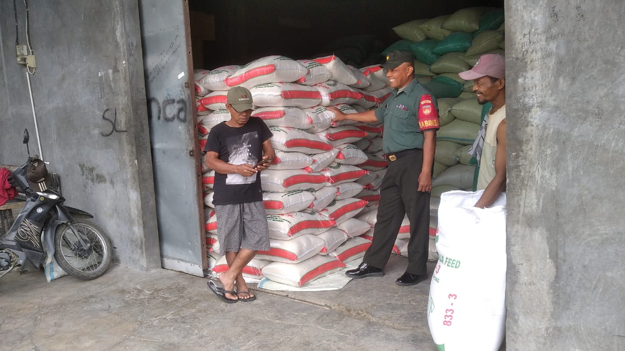 Puasa Hari Kedua Babinsa Cek Stok Beras Di Penggilingan Padi