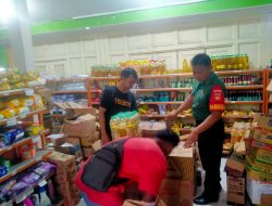 Antisipasi Lonjakan Harga, Babinsa Cek Harga Sembako  Serda Ibrahim Babinsa Kel Kwangen Koramil 15/Gemolong berupaya memastikan ketersediaan sembilan bahan pokok (sembako) menjelang momen Ramadhan dan Idul Fitri atau Lebaran di Warung Sembako Bp. Agus Dk.Nglangak RT.04 Kel Kwangen, Senin ( 25/03/2024 ). Komsos tersebut bertujuan untuk melakukan pengecekan terhadap harga bahan pokok sekaligus memastikan ketersediaan stok bahan pokok untuk kebutuhan warga masyarakat. kegiatan ini ia lakukan untuk mengantisipasi kelangkaan bahan pokok di pasar supaya kebutuhan warga masyarakat akan bahan pokok bisa tercukupi. Ia juga memastikan bahwa tidak ada oknum pedagang yang memanfaatkan situasi lebaran sebagai alasan untuk mempermainkan harga. Selain itu, pemantauan harga sembako ini Babinsa juga melakukan pemantauan untuk menghindari permainan harga dari pedagang-pedagang nakal, apalagi saat ini menjelang Hari Raya Idul Fitri jangan sampai terjadi manipulasi harga oleh para pedagang. “Sejauh ini harga bahan pokok cukup stabil walaupun ada beberapa yang mengalami kenaikan harga. Lalu untuk stok sendiri juga dirasa cukup,” ungkapnya. Di sela-sela komsosnya, Serda Ibrahim  juga memberikan suport dan motivasi pada Bp. Agus agar selalu giat berdagang, selain menyediakan kebutuhan bahan pokok masyarakat, tentunya demi meningkatkan perekonomian keluarga.
