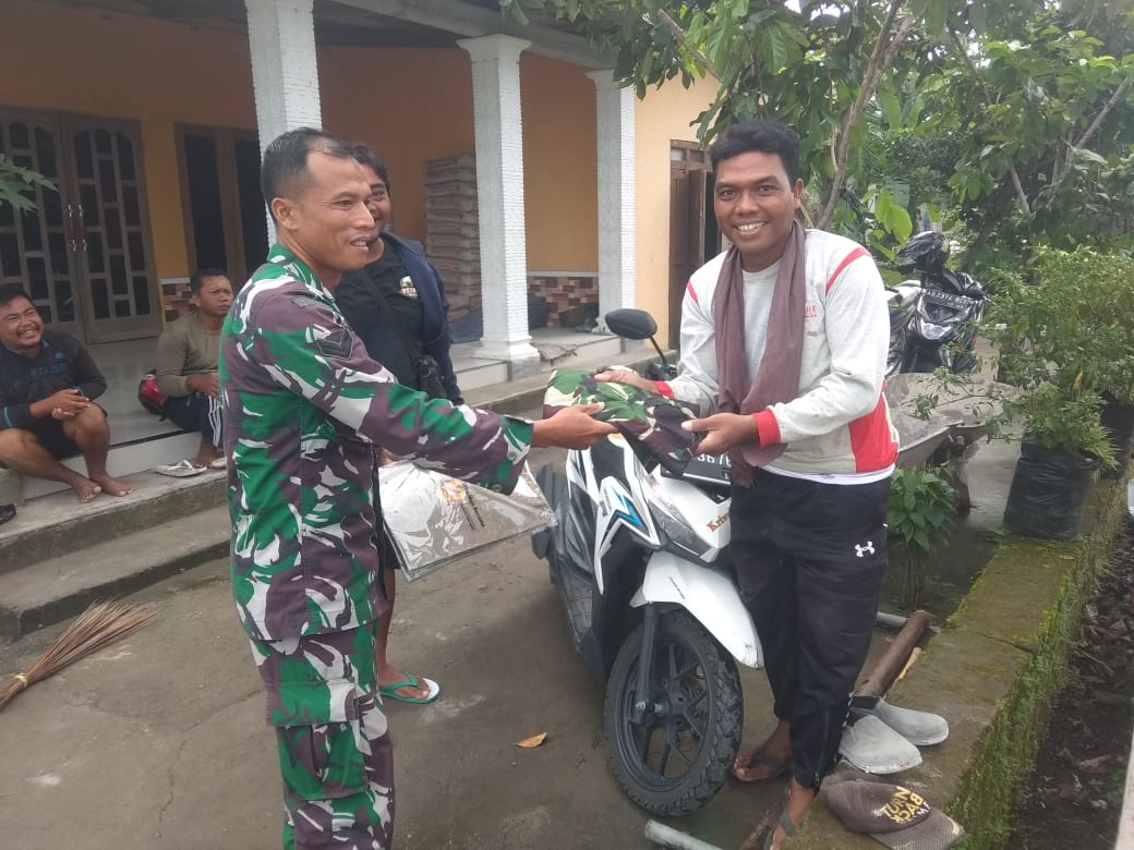 Sebagai kenang -kenangan, Satgas TMMD berikan Kaos loreng