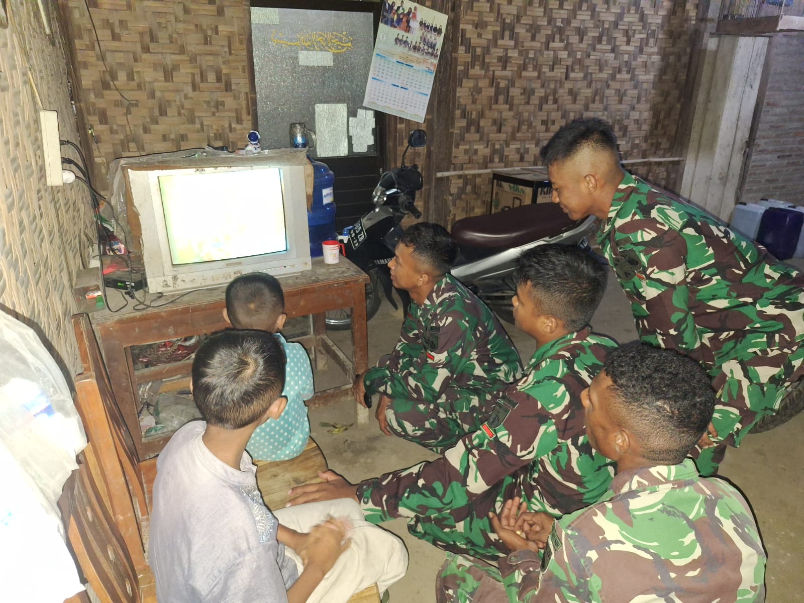 SATGAS TMMD NONTON BARENG BERSAMA KELUARGA ANGKAT SATGAS TMMD NONTON BARENG BERSAMA KELUARGA ANGKAT