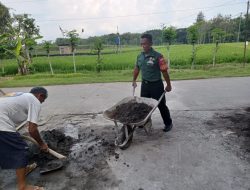 Bantu Kesulitan Rakyat, Sukalis Luangkan Waktunya Ikut Bangun Rumah Warga