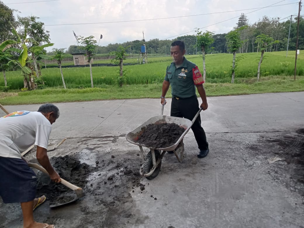 Bantu Kesulitan Rakyat, Sukalis Luangkan Waktunya Ikut Bangun Rumah Warga