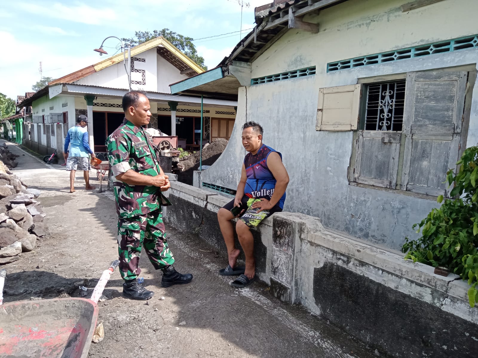 Pastikan Aman dan Kondusif, Babinsa Rutin Pantau Wilayah