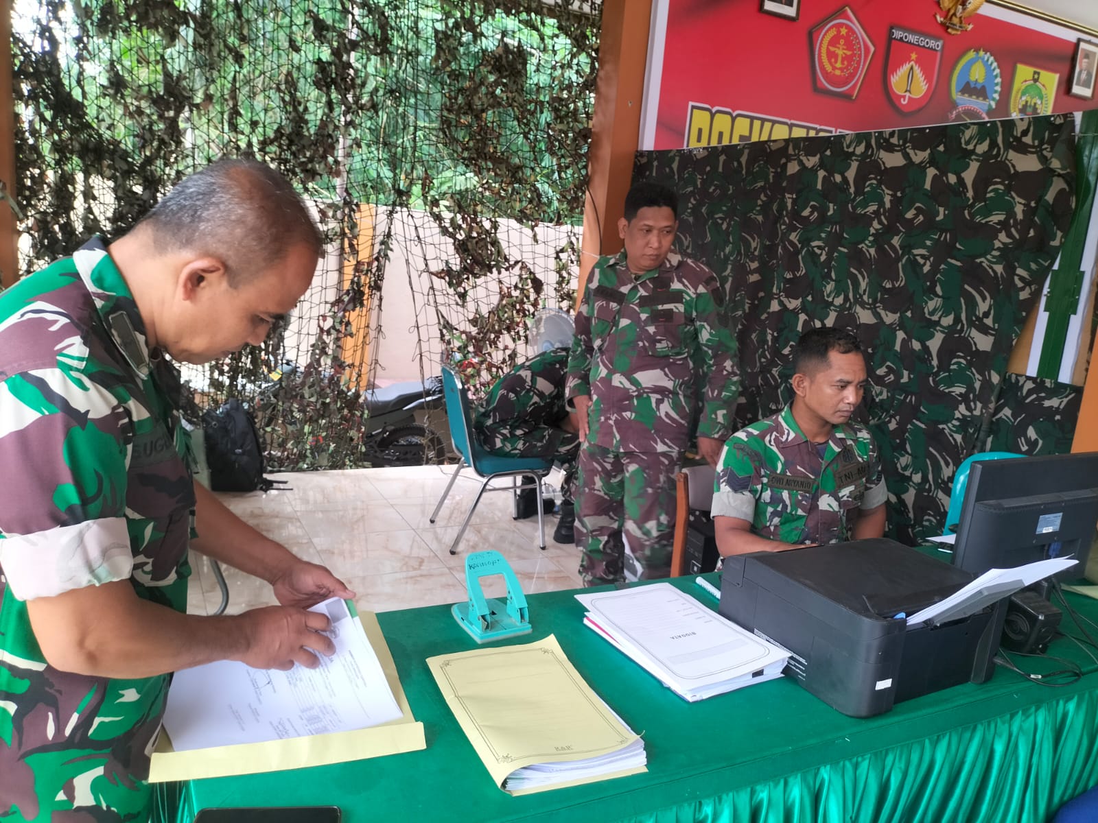 Kesibukan Staf Teritorial Jelang Penutupan TMMD