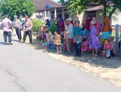 WARGA ANTUSIAS IKUT MELIHAT UPACARA PENUTUPAN TMMD Reg -119