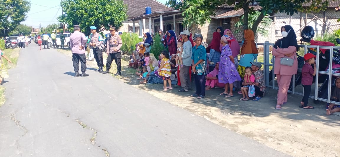 WARGA ANTUSIAS IKUT MELIHAT UPACARA PENUTUPAN TMMD Reg -119