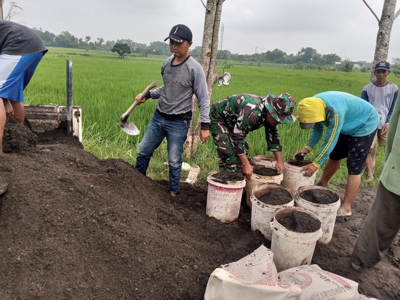 Bersama Warga, Babinsa Gotong Royong Bangun Talud Irigasi