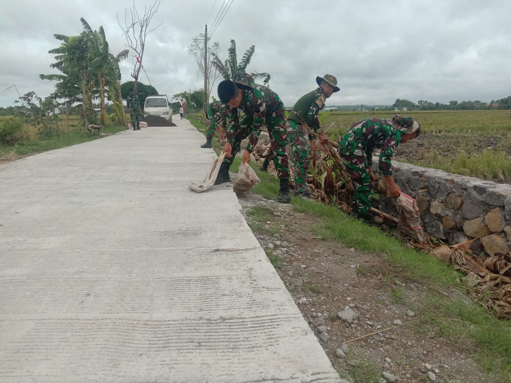 Pengecoran jalan Selesai Anggota Satgas Mulai Melaksanakan Pembersihan