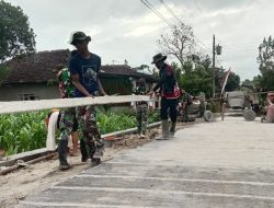 Satgas TMMD fokus Finishing merapikan kanan kiri Jalan Beton Satgas TMMD fokus Finishing merapikan kanan kiri Jalan Beton