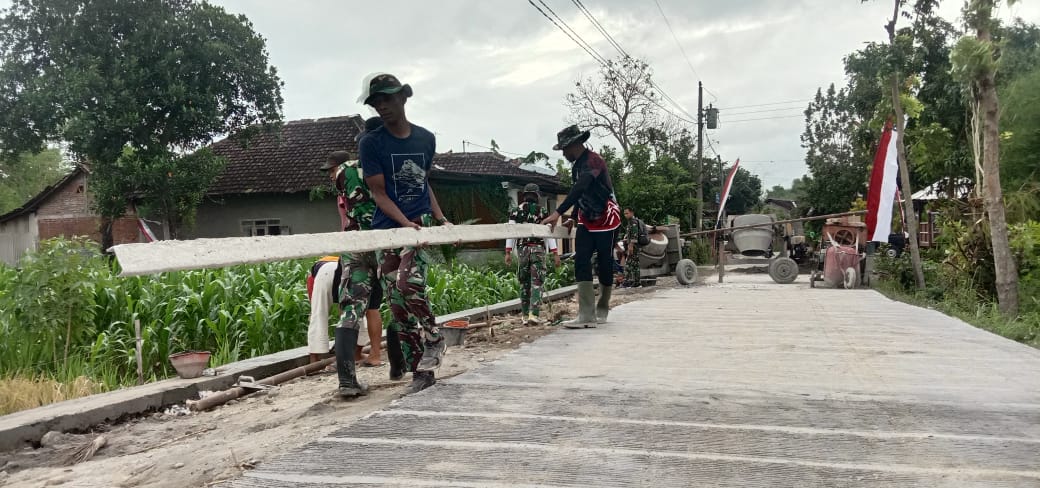 Satgas TMMD fokus Finishing merapikan kanan kiri Jalan Beton