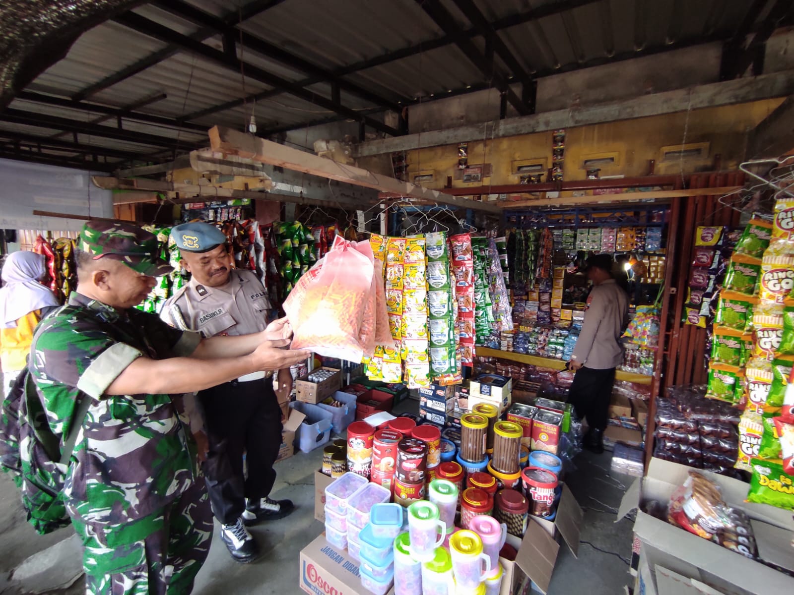 Pemilik Kios Dihimbau Tidak Menjual Makanan Kadaluarsa