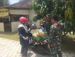 Laris manis Pak Tentara borong jamu keliling