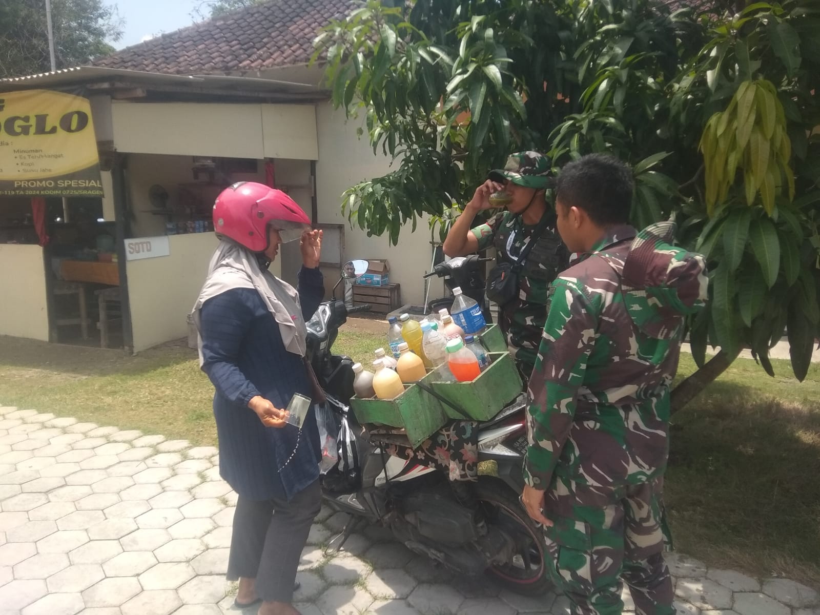 Laris manis Pak Tentara borong jamu keliling Laris manis Pak Tentara borong jamu keliling