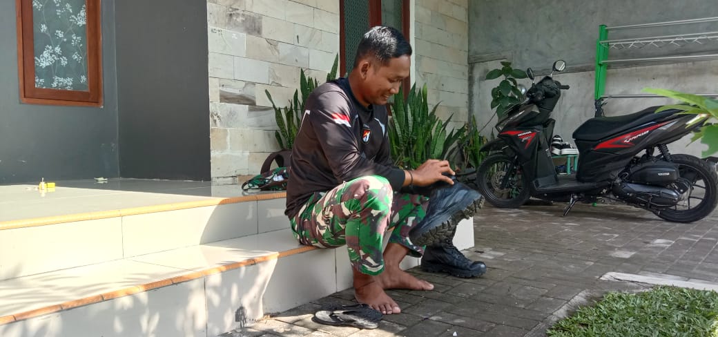 Jelang purna TMMD, anggota satgas bersihkan perlengkapan perorangan