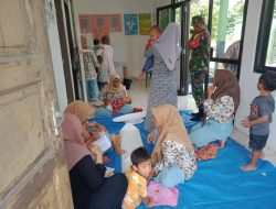 Wujudkan Balita Sehat, Babinsa Dampingi Pemberian Asupan Gizi di Pustu Desa Gilirejo