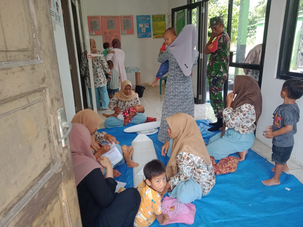 Wujudkan Balita Sehat, Babinsa Dampingi Pemberian Asupan Gizi di Pustu Desa Gilirejo