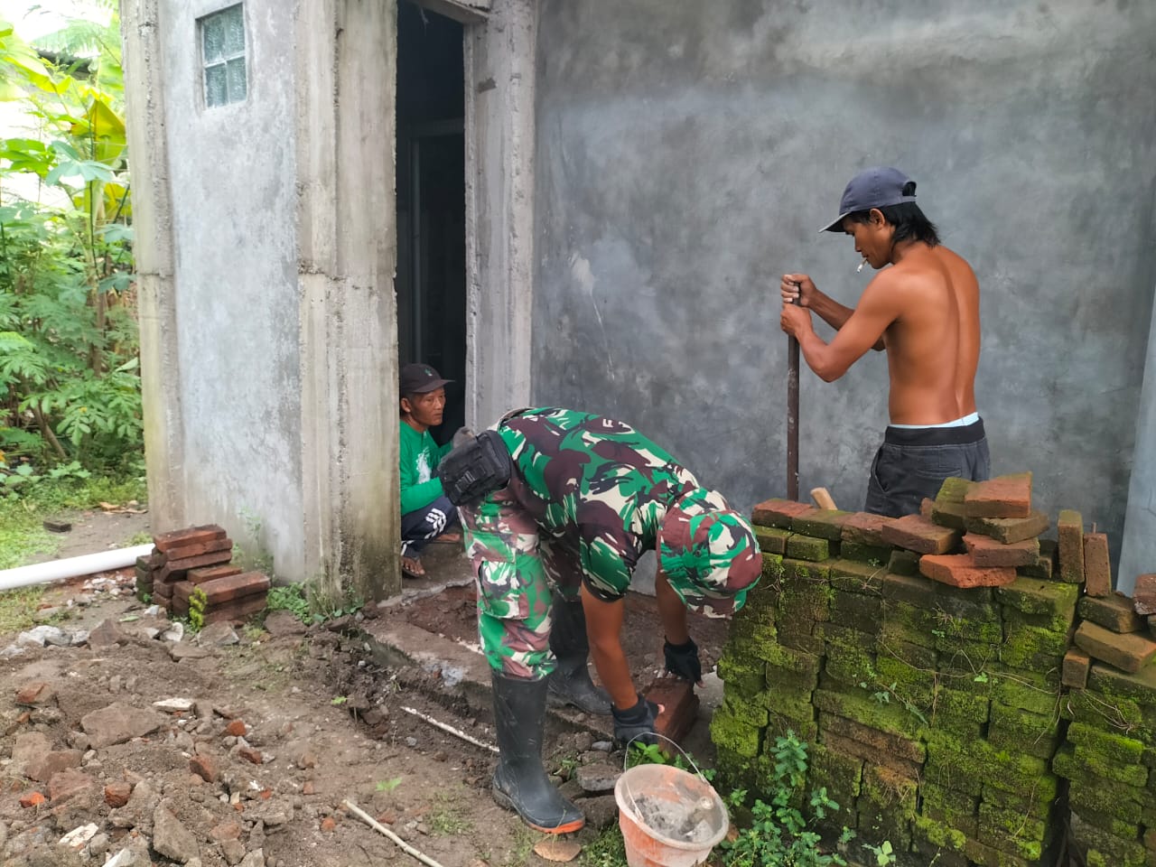 TMMD Kodim Sragen Bangun Jamban Sehat Di Mushola TMMD Kodim Sragen Bangun Jamban Sehat Di Mushola