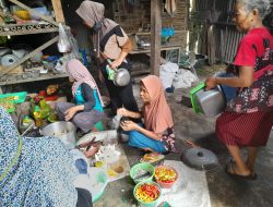 Peran ibu-ibu PKK dalam mensukseskan TMMD Reg 119 Kodim 0725/Sragen Peran ibu-ibu PKK dalam mensukseskan TMMD Reg 119 Kodim 0725/Sragen