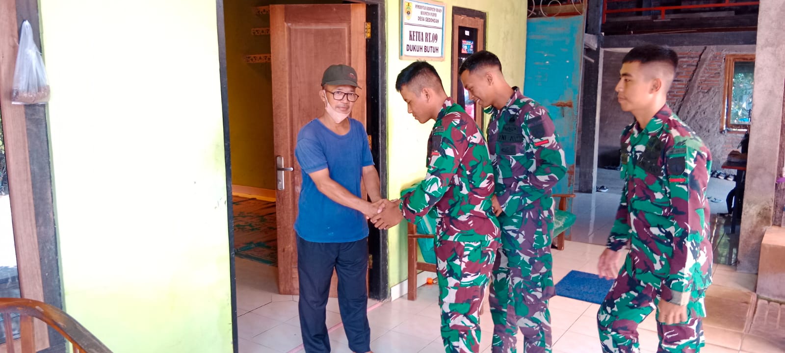 HARU, JELANG PENUTUPAN TMMD WARGA GEDONGAN DAN SATGAS BERPAMITAN