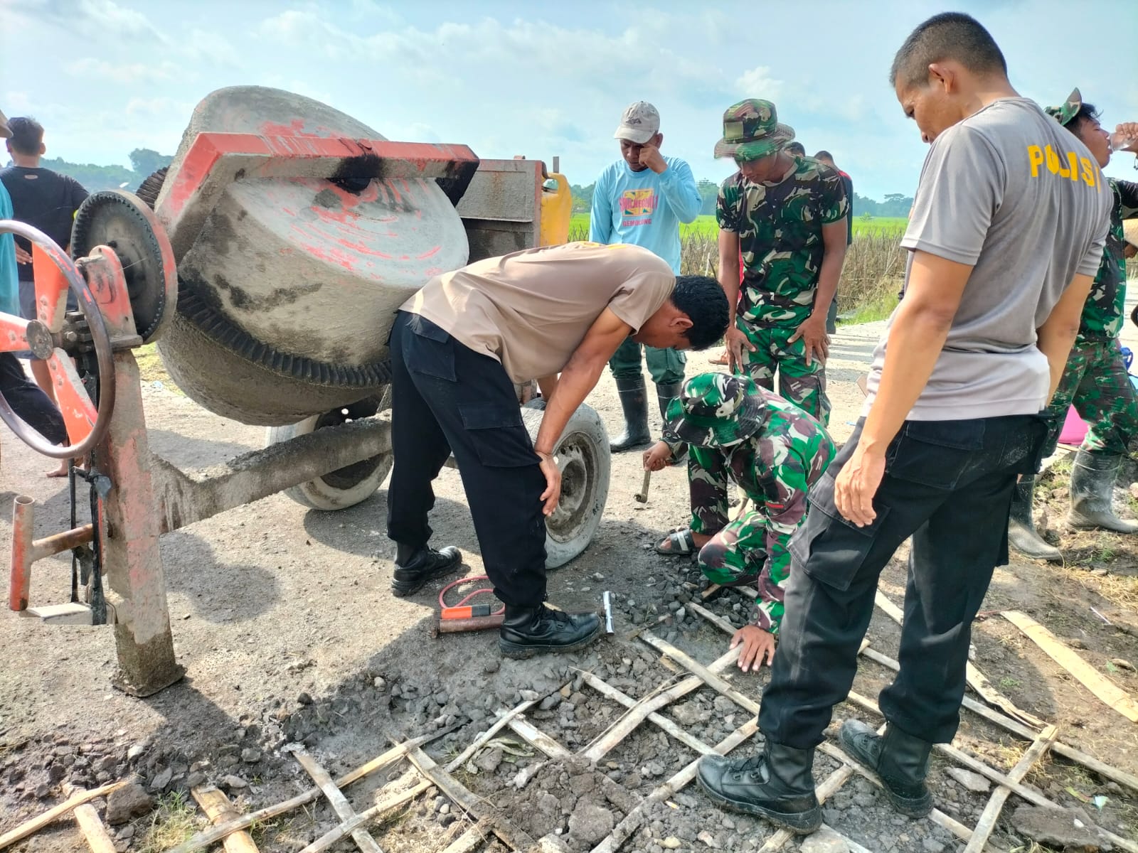 Bukan mekanik handal, Anggota satgas TMMD Reg 119 perbaiki mesin molen Bukan mekanik handal, Anggota satgas TMMD Reg 119 perbaiki mesin molen