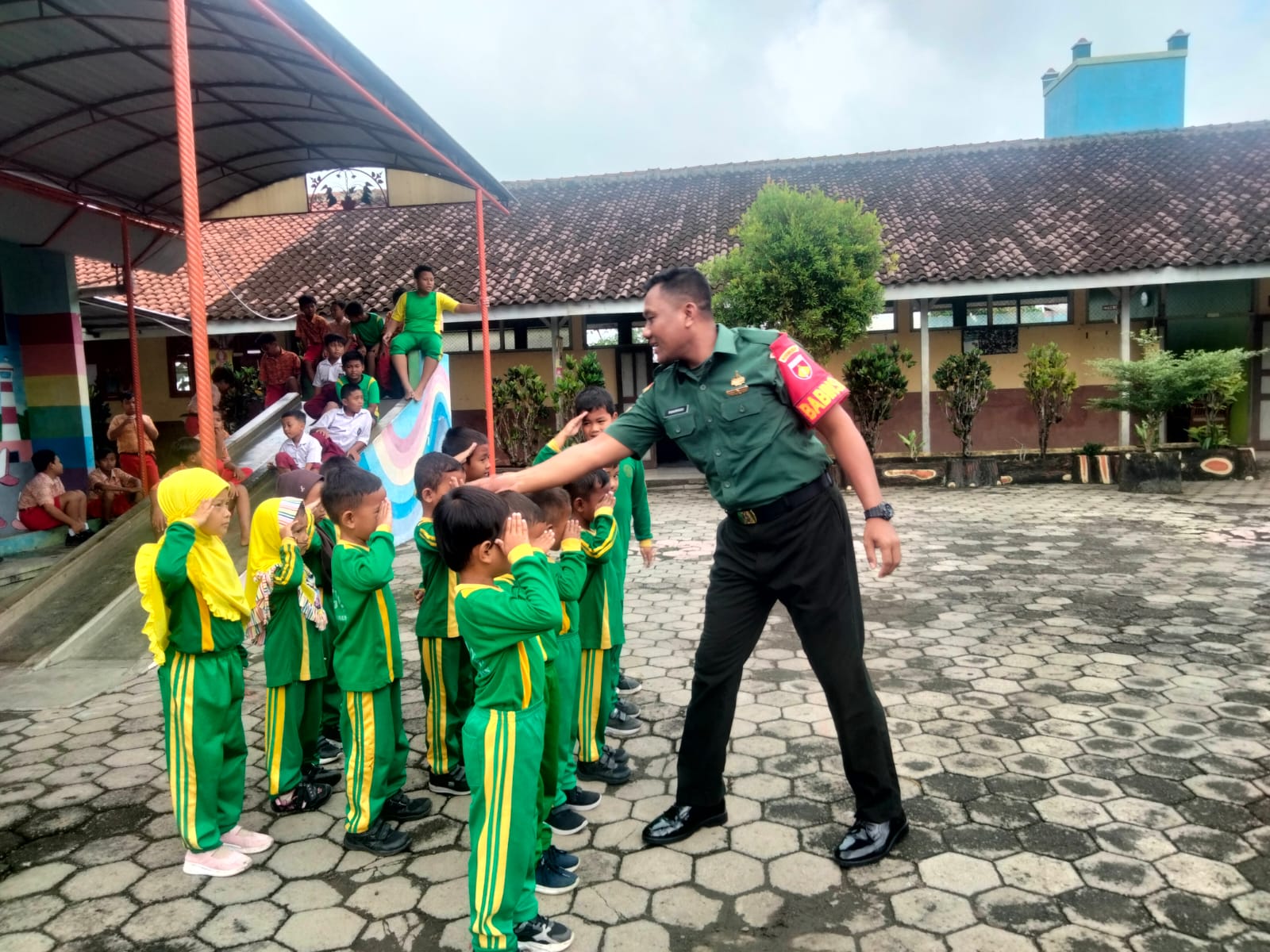 Membentuk Karakter Disiplin Sejak Dini, Babinsa Berikan Pelatihan Peraturan Baris Berbaris