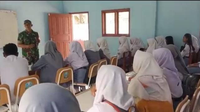 Tumbuhkan Rasa Cinta Tanah Air pada Pelajar, Sertu Adi Terapkan Program Babinsa Masuk Sekolah
