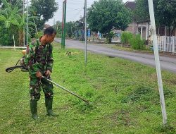 Persiapan Penutupan TMMD Anggota Satgas Memotong Rumput Lapangan Desa Gedongan Persiapan Penutupan TMMD Anggota Satgas Memotong Rumput Lapangan Desa Gedongan