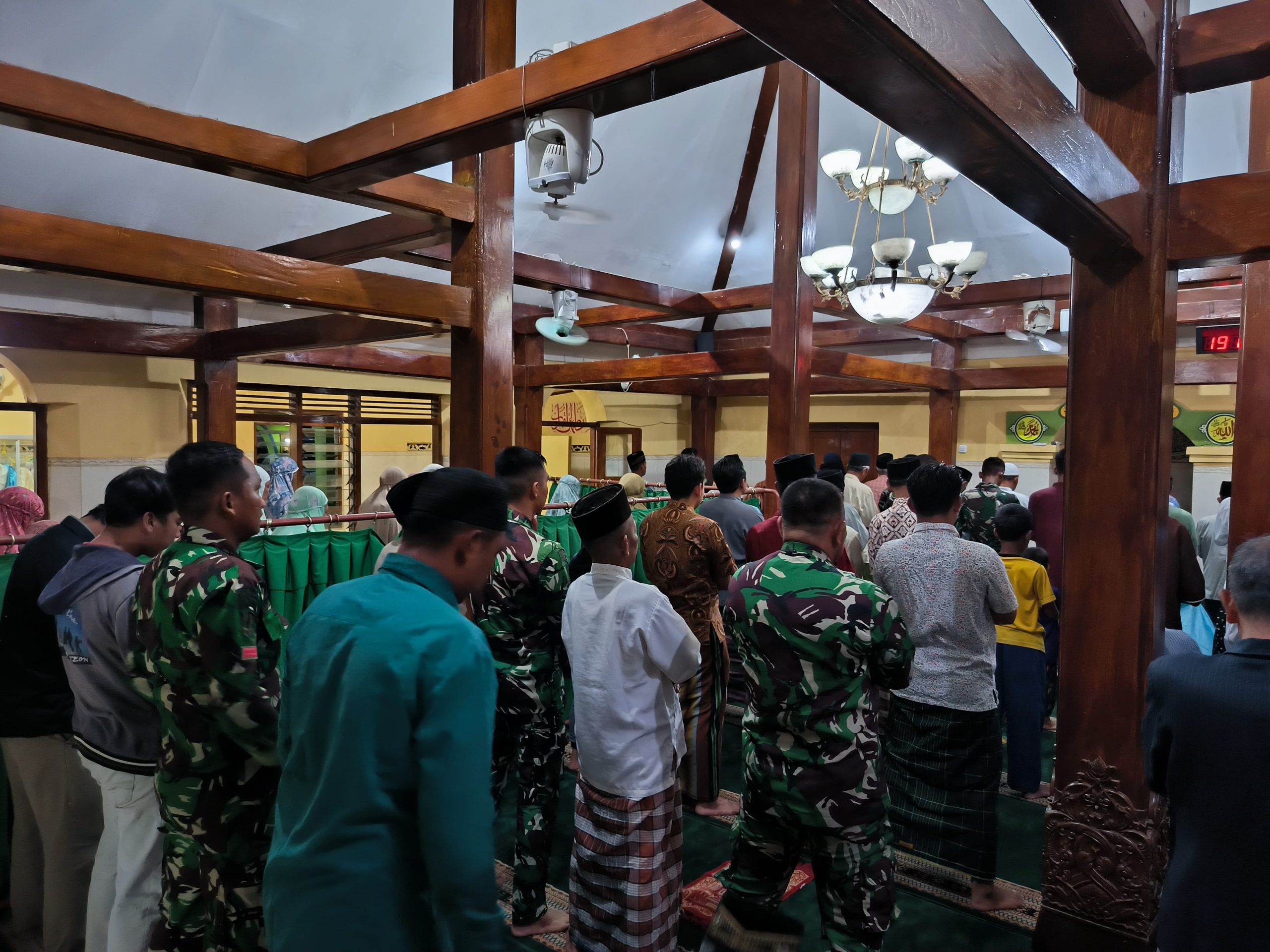 Satgas TMMD Sragen laksanakan sholat terawih bersama warga