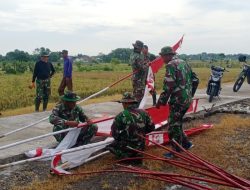 ANGGOTA SATGAS BERSAMA WARGA PASANG UMBUL UMBUL SAMBUT UPACARA TUTUP TMMD ANGGOTA SATGAS BERSAMA WARGA PASANG UMBUL UMBUL SAMBUT UPACARA TUTUP TMMD