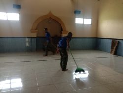 Anggota satgas TMMD, Membersihkan Masjid Anggota satgas TMMD, Membersihkan Masjid