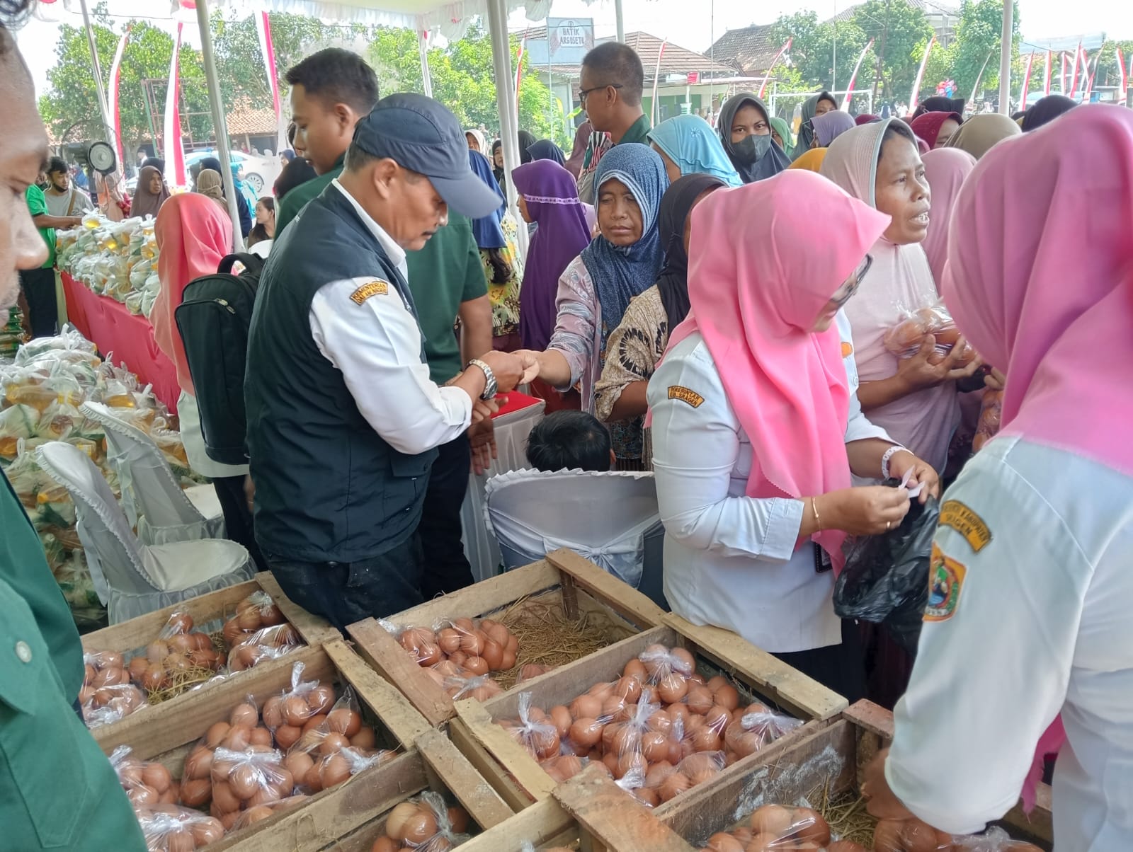 Ratusan warga serbu Pasar murah penutupan TMMD Ratusan warga serbu Pasar murah penutupan TMMD